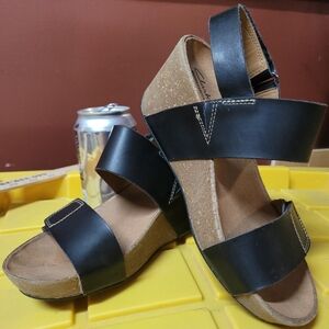 SUPER cute Black Clark sandals size 6